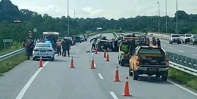 Kecelakaan mobil MPB dan pickup Hilux di Jalan Pan Borneo, Sarikei-Sibu, Sarawak Malaysia. Foto: Dok. Istimewa