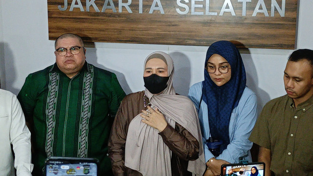 Razman Arif usai diperiksa terkait laporannya terhadap Nikita Mirzani, Jumat (22/11). Foto: Aprilandika Pratama/kumparan