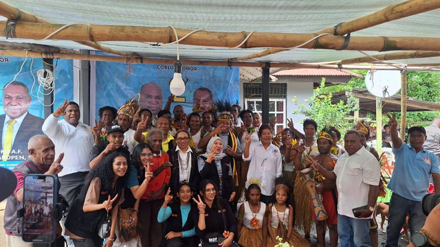 Pasangan Mari-Yo dalam sebuah kesempatan bertemu pendukungnya di Papua. Foto: Tim Mari-Yo