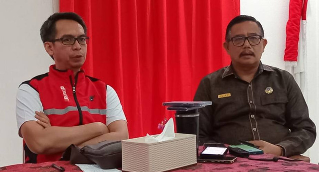 Sekretaris DPD PDIP Papua, Surya Ibrahim (rompi merah) saat memberikan keterangan pers terkait penangkapan HAN. Foto: Natalya Yoku