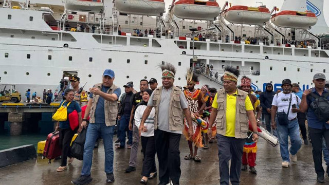 Pasangan Mari-Yo dalam sebuah kesempatan bertemu pendukungnya di Papua. Foto: Tim Mari-Yo