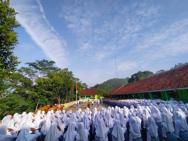 Ilustrasi kegitan upacara bendera untuk penguatan nilai - nilai pancasila sumber gambar : Dokumen Pribadi