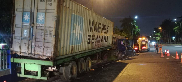 Truk kontainer alami rem blong di exit Tol Tanjung Mulia, Kota Medan, pada Jumat (22/11). Foto: Dok Polres Belawan