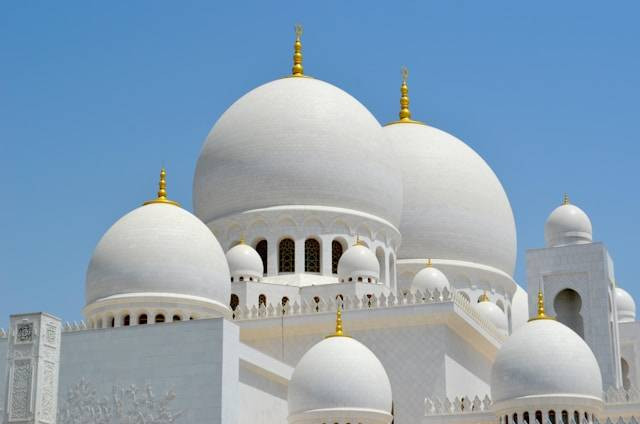 Kenapa Dinamakan Masjid Sheikh Zayed? Foto Hanya Ilustrasi Bukan Tempat Sebenarnya. Sumber Foto: Unsplash.com/Juan Camilo Guarin P