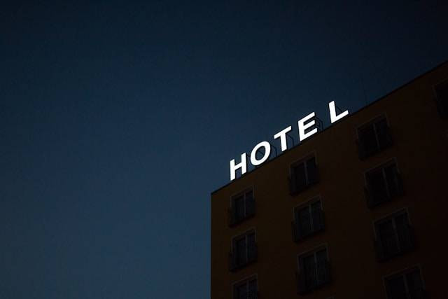 Hotel dekat Masjid Sheikh . Foto Hanya Ilustrasi Bukan Tempat Sebenarnya. Sumber Foto: Unsplash.com/Marten Bjork