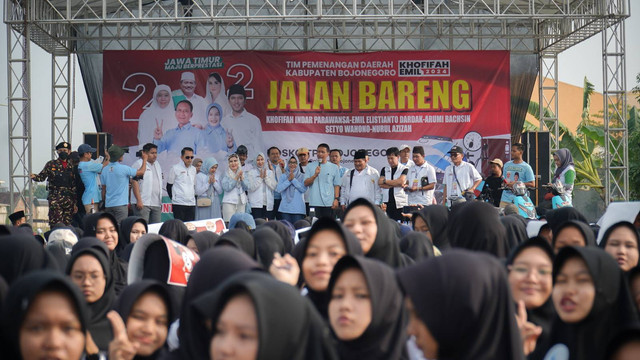 Calon Bupati Bojonegoro, Setyo Wahono, saat mengikuti Jalan Bareng Khofifah-Emil, di Desa Sukorejo, Kecamatan Bojonegoro Kota. Jumat (22/11/2024). (Aset: Istimewa)