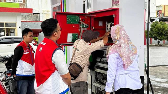 Pemeriksaan mesin dispenser BBM di sejumlah SPBU yang ada di Sulawesi Utara oleh pihak Pertamina.