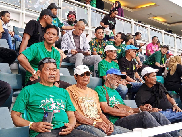 Asisten Shin Tae-yong, Nova Arianto (berkepala plontos) saat hadir di Stadion GBT, Jumat (22/11) sore. Foto: Masruroh/Basra