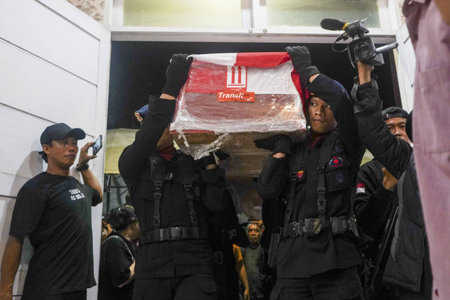 Sejumlah anggota kepolisian mengusung peti jenazah Kasat Reskrim Polres Solok Selatan AKP Ryanto Ulil Anshar saat tiba di rumah duka, Makassar, Sulawesi Selatan, Sabtu (23/11/2024) dini hari. Foto: Hasrul Said/ANTARA FOTO