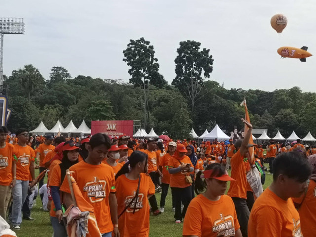 Massa pendukung pasangan Calon Gubernur dan Wakil Gubernur Jakarta nomor urut 3 Pramono-Rano mulai memadati Stadion Madya Gelora Bung Karno, Jakarta Pusat, Sabtu (23/11/2024). Foto: Zamachsyari/kumparan