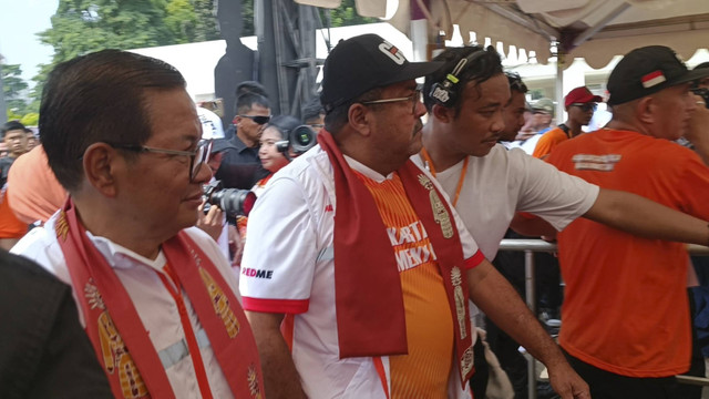 Pasangan calon Gubernur dan Wakil Gubernur Jakarta nomor urut 3 Pramono Anung-Rano Karno tiba saat kampanye akbar di Stadion Madya Gelora Bung Karno, Jakarta Pusat, Sabtu (23/11/2024). Foto: Zamachsyari/kumparan