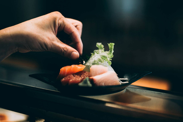 Cara makan di Tom Sushi. Foto hanya ilustrasi, bukan tempat sebenarnya. Sumber: Unsplash/Kyle Head