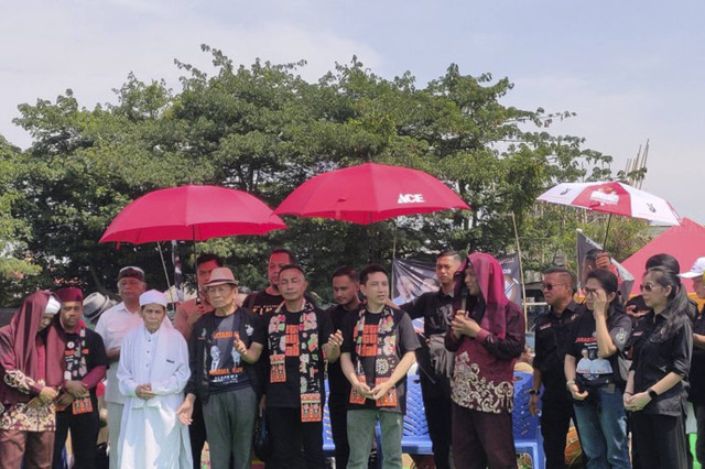 Pasangan Calon Gubernur dan Wakil Gubernur Jakarta nomor urut 2 Dharma Pongrekun serta Kun Wardhana tiba saat menghadiri kampanye akbar di Lapangan Tabaci, Kalideres, Jakarta Barat, Sabtu (23/11/2024). Foto: Risky Syukur/Antara