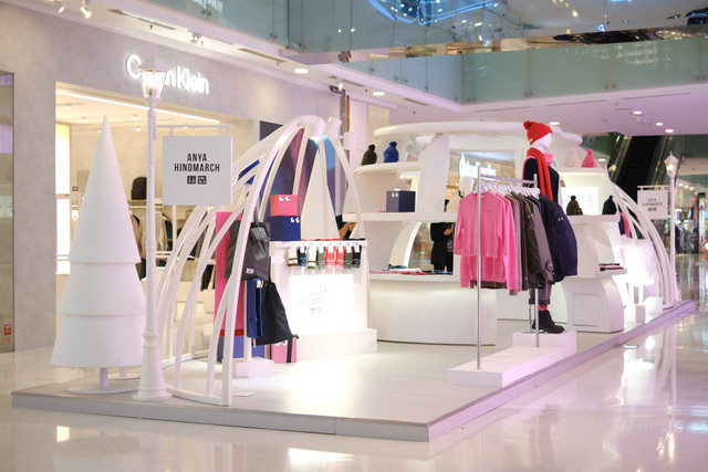 Uniqlo x Anya Hindmarch hadirkan koleksi busana sehari-hari yang multifungsi. Foto: Uniqlo