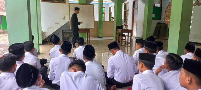 Ilustrasi Kegiatan Belajar di Pesantren. Sumber : Foto pribadi