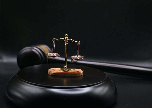 https://cdn.pixabay.com/photo/2022/10/05/07/08/gavel-7499911_1280.jpg (ilustrasi neraca hukum)