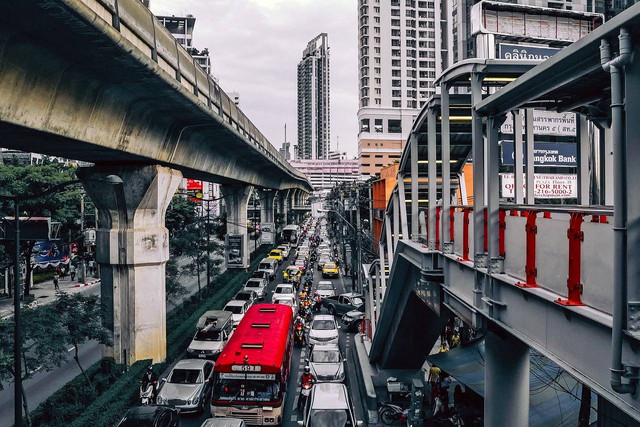 https://cdn.pixabay.com/photo/2017/01/18/16/46/bangkok-1990263_1280.jpg (ilustrasi jalanan macet)