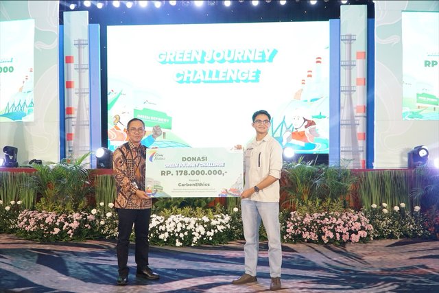 Kilang Pertamina Internasional menyerahkan bantuan senilai Rp 178 juta dari aksi charity walk untuk konservasi Mangrove serta pemberdayaan masyarakat pesisir di Indramayu. Foto: Dok. Pertamina