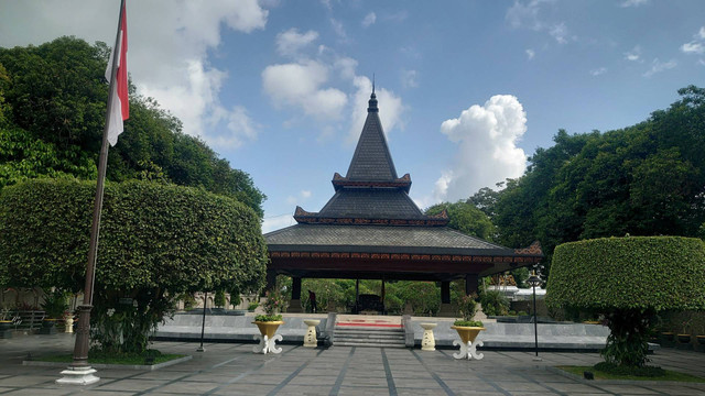 Oleh-oleh khas Blitar. Foto salah satu landmark di Kota Blitar. Sumber: Unsplash/Ismail Hasan