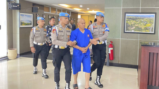 Tampang AKP Dadang Iskandar kini berbaju tahanan dan berkepala plontos.  Foto: Dok. kumparan