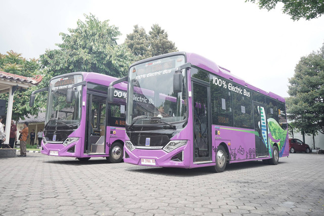 Dua bus listrik yang mulai diuji coba di kawasan Sumbu Filosofi Yogya. Foto: Pemda DIY