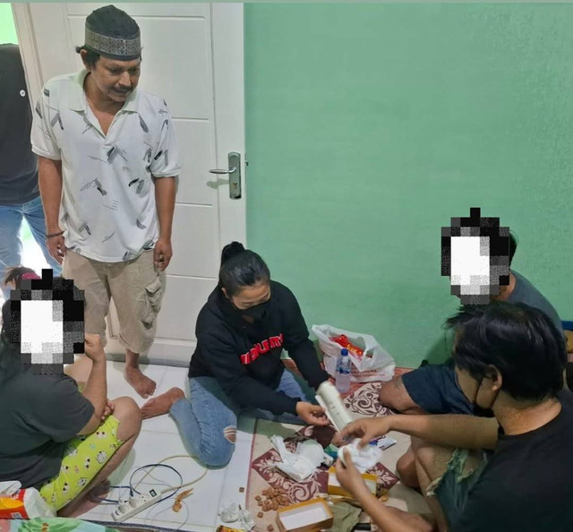 Penangkapan sepasang kekasih karena miliki narkoba berupa sabu dan ekstasi. Foto: Dok. Satnarkoba Polres Sintang