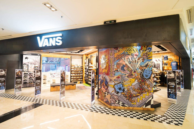 Tampilan baru Vans offline store di Grand Indonesia dengan interior artwork karya seniman Dwiky KA. Foto: Vans