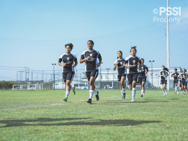 Sesi latihan Timnas Wanita Indonesia jelang laga perdana kontra Kamboja di ASEAN Women's Cup 2024 di Laos, Kamis (21/11/2024).  Foto: Dok. PSSI