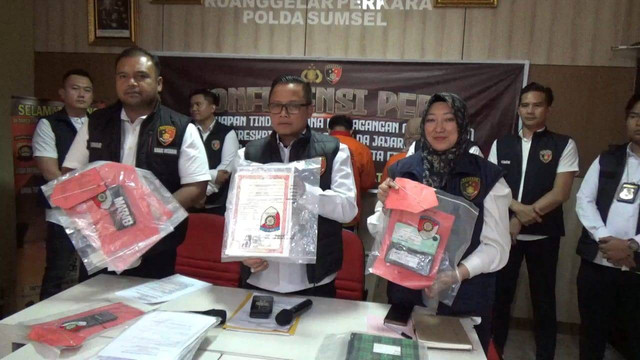 Direktur Ditreskrimum Polda Sumsel Kombes Pol M. Anwar Reksowidjojo saat memperlihatkan barang bukti kasus TPPO di Sumsel saat press release, Foto : Istimewa