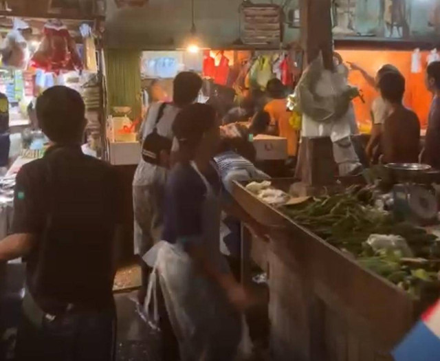 Pedagang di Pasar Parit Baru berusaha memadamkan api yang membakar kios. Foto: Dok. Istimewa