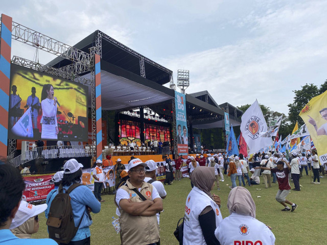 Suasana kampanye akbar Pasangan calon Gubernur Jakarta nomor urut satu Ridwan Kamil-Suswono di Taman Lapangan Banteng, Jakarta, Sabtu (23/11/2024). Foto: Abid Raihan/kumparan