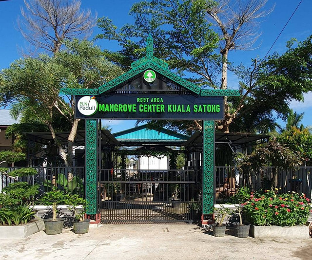 Tampak depan, UMKM Mangrove Center yang terletak di Desa Kuala Satong, Kabupaten Ketapang. Foto: Dok. PLN Kalbar