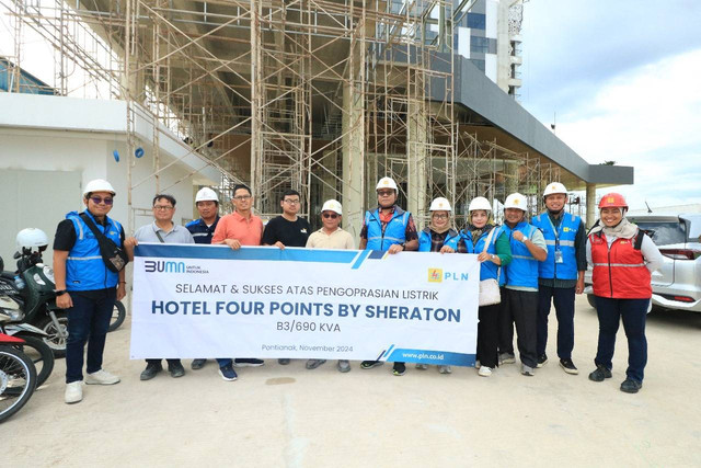 Manajemen PLN UP3 Pontianak dan Manajemen Hotel Four Points foto bersama dalam kegiatan penyalaan Perdana listrik untuk Hotel Four Points. Foto: Dok. PLN Kalbar