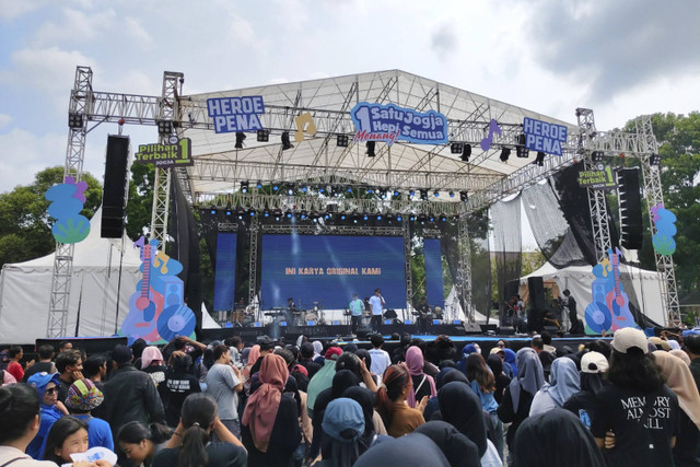 Paslon nomor urut 1 Heroe Poerwadi-Sri Widya Supena jadi satu-satunya paslon Pilwalkot Yogyakarta yang menggelar kampanye akbar. Kampanye akbar digelar di lapangan parkir Stadion Mandala Krida Yogyakarta, Sabtu (23/11/2024). Foto: Arfiansyah Panji Purnandaru/kumparan