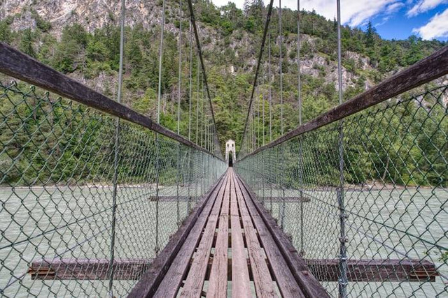 Jembatan Gantung Rengganis. Foto hanyalah ilustrasi bukan tempat sebenarnya. Sumber: Unsplash/Walter Frehner