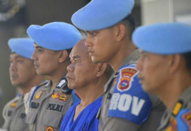 Petugas provost mengawal tersangka AKP Dadang Iskandar saat konferensi pers di Mapolda Sumatera Barat, di Padang, Sabtu (23/11/2024). Foto: Iggoy el Fitra/ANTARA FOTO 