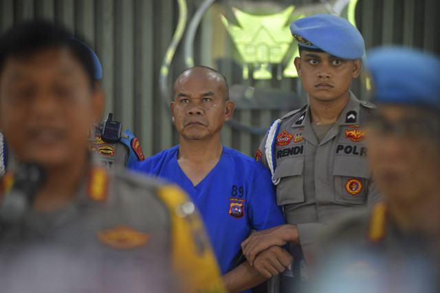 Petugas provost mengawal tersangka AKP Dadang Iskandar saat konfrensi pers di Mapolda Sumatera Barat, di Padang, Sabtu (23/11/2024). Foto: Iggoy el Fitra/ANTARA FOTO 