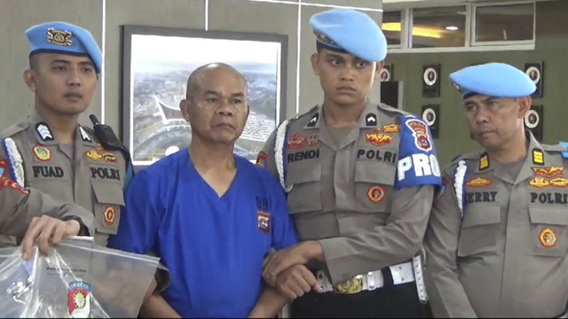 Petugas provost mengawal tersangka AKP Dadang Iskandar saat konfrensi pers di Mapolda Sumatera Barat, di Padang, Sabtu (23/11/2024). Foto: Dok. kumparan