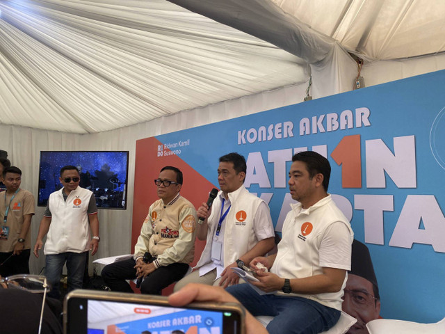 Ketua tim pemenangan paslon Rido, Ahmad Riza Patria di konser akbar Satu1n Jakarta, di Lapangan Taman Banteng, Jakarta Pusat pada Sabtu (23/11/2024).  Foto: Abid Raihan/kumparan