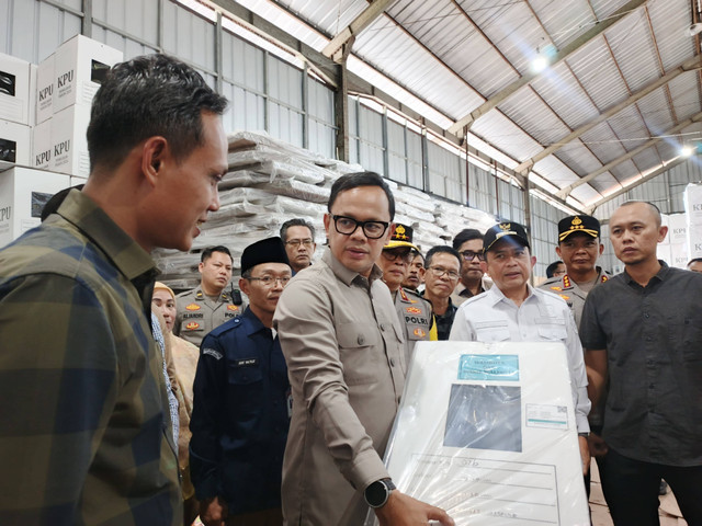 Wakil Menteri Dalam Negeri (Wamendagri), Bima Arya Sugiarto saat berkunjung ke gudang Logistik KPU Kota Bandar Lampung | Foto : Eka Febriani / Lampung Geh