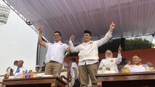 Paslon Pilgub Jakarta nomor urut 1 Ridwan Kamil-Suswono sampai di venue kampanye akbar di Taman Lapangan Banteng, Jakarta Pusat pada Sabtu (23/11/2024). Foto: Abid Raihan/kumparan