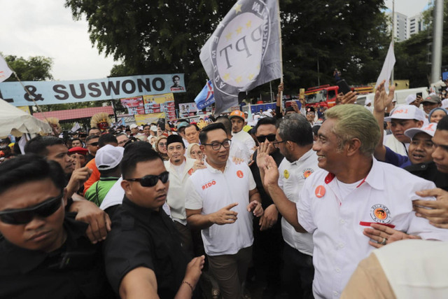 Calon Gubernur Jakarta nomor urut satu Ridwan kamil menyapa para pendukungnya saat tiba untuk kampanye akbar terakhir di Lapangan Banten, Jakarta, Sabtu (23/11/2024). Foto: Jamal Ramadhan/kumparan