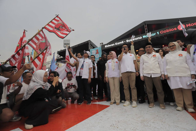 Calon Gubernur Jakarta Ridwan Kamil didampingi Calon wakil Gubernur Suswono menyampaikan pidato politiknya saat kampanye di Lapangan Banteng, Jakarta, Sabtu (23/11/2024). Foto: Jamal Ramadhan/kumparan