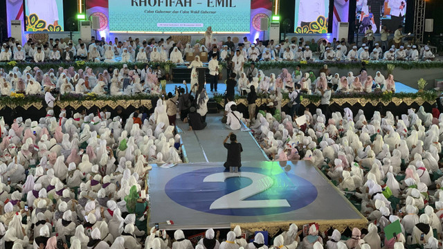 Pasangan calon (paslon) Gubernur dan Wakil Gubernur Jawa Timur nomor urut 2, Khofifah Indar Parawansa-Emil Elistianto Dardak menggelar 'Dzikir, Sholawat dan Doa Bersama' di kampanye akbar terakhir di Jatim Expo, Surabaya, Sabtu (23/11/2024).  Foto:  Farusma Okta Verdian/kumparan