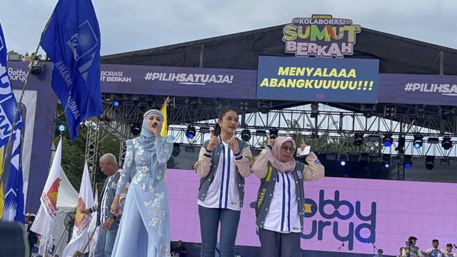 Momen Kahiyang Ayu nyanyi dan berjoget bareng penyanyi Mulan Jameela di Kampanye Akbar Bobby Nasution-Surya di Lapangan Astaka, Deli Serdang. Foto: Tri Vosa Fabiola Ginting/kumparan