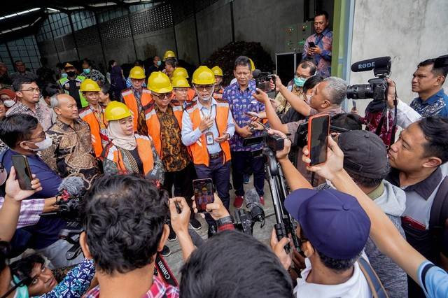 Kustini Sri Purnomo dalam proses pengiriman perdana RDF produksi Tamanmartani, Sleman. Foto: Pemda DIY