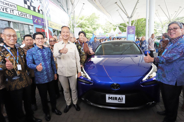 Menperin Agus Gumiwang Kartasasmita tinjau mobil hidrogen Toyota Mirai di GJAW 2024. Foto: dok. Toyota