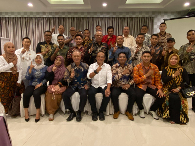 Foto bersama Didi Haryono dan anggota BUJP Kalbar. Foto: Yulia Ramadhiyanti/Hi!Pontianak