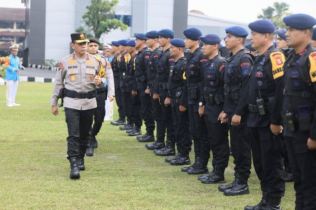 Kapolda Sumsel Irjen Pol Andi Rian saat memeriksa para personel yang akan amankan Pilkada Serentak. Foto : Istimewa