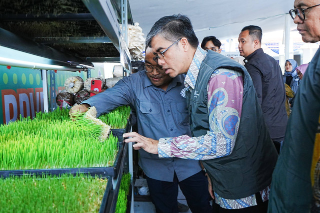 Menaker Yassierli pada acara Temu Mitra Wirausaha bertajuk "Kolaborasi Memperkuat Pembangunan SDM Sektor Pertanian untuk Mewujudkan Ekosistem Wirausaha yang Tangguh" di Bandung Barat, Jawa Barat, Sabtu (23/11/2024). Foto: Dok. Kemnaker